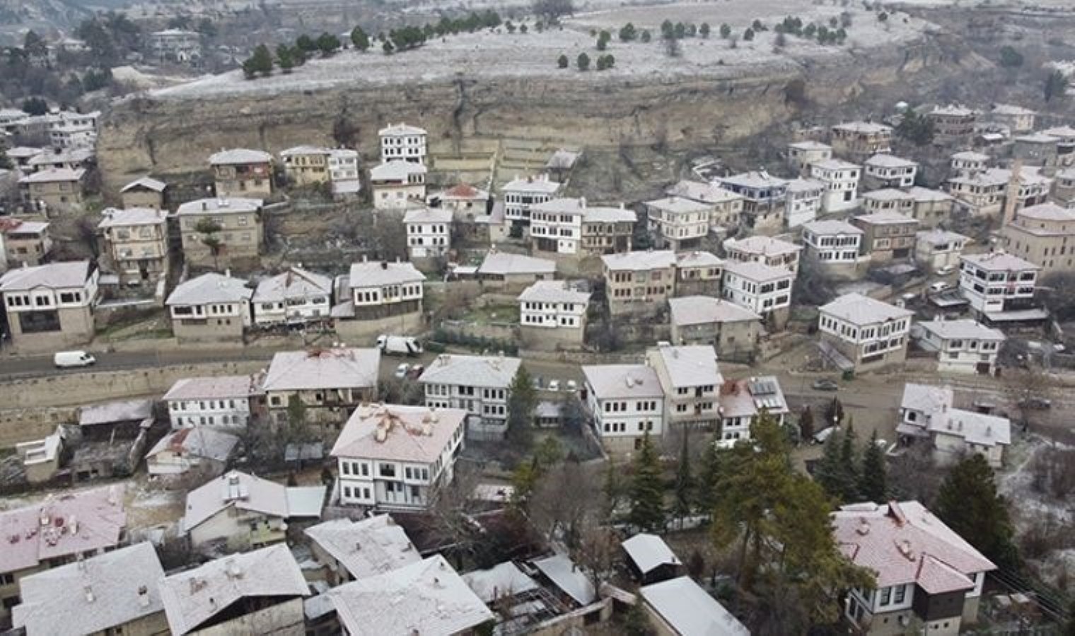 UNESCO kenti Safranbolu’daki tarihi yapılar beyaza büründü