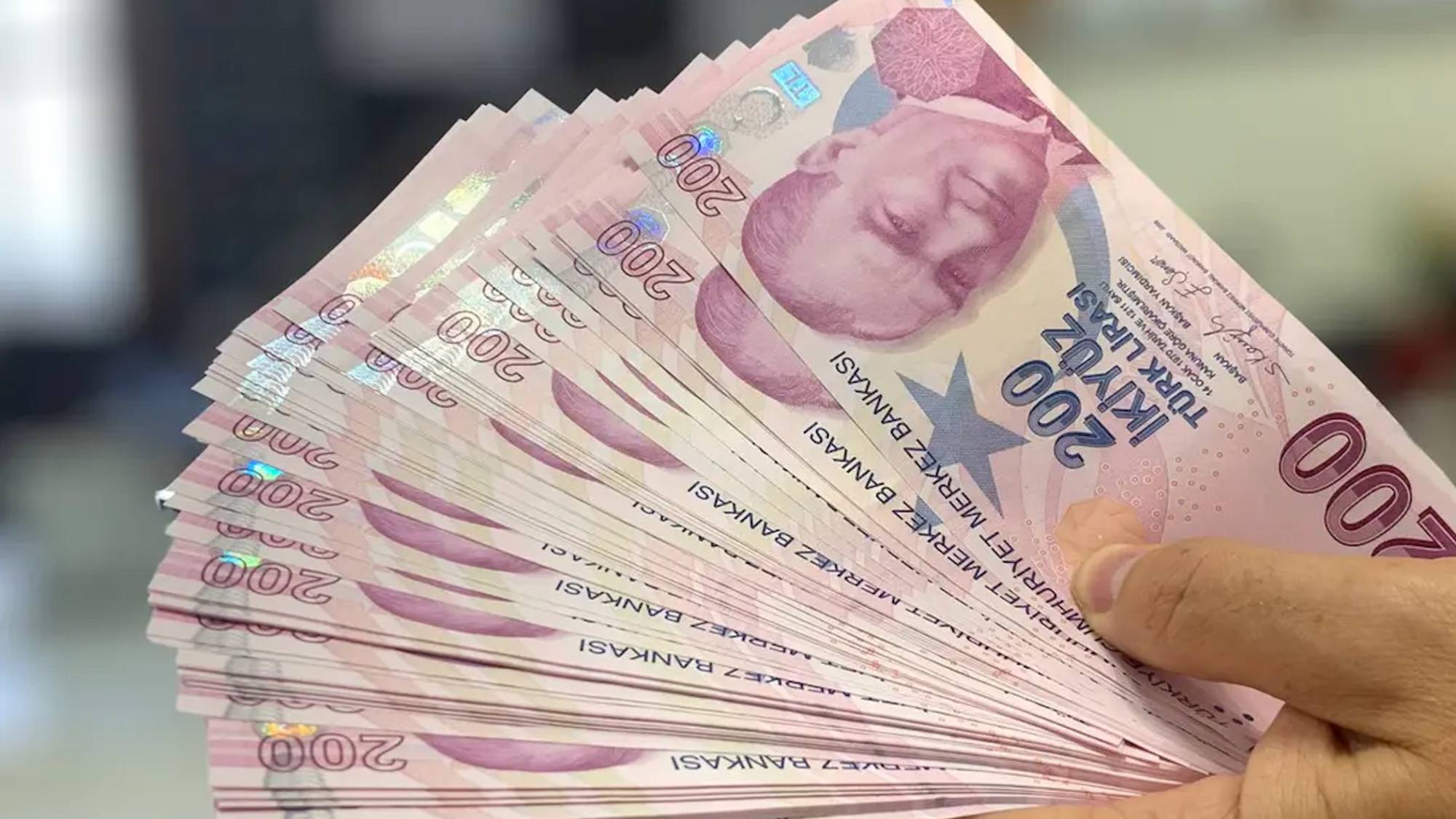 Karar yazarı Ulvi Saran: En yüksek banknotunuzla ancak “lokanta bahşişi” ödeyebiliyorsunuz