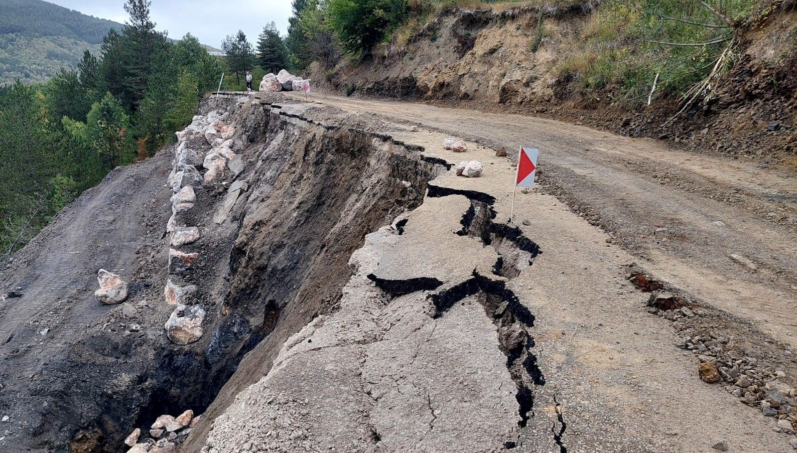Kastamonu’da heyelan nedeniyle köy yolu çöktü