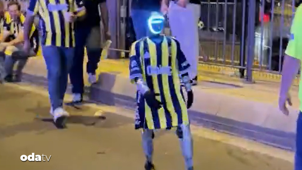 Kerem Aktürkoğlu formalı robot Kadıköy’ü turladı