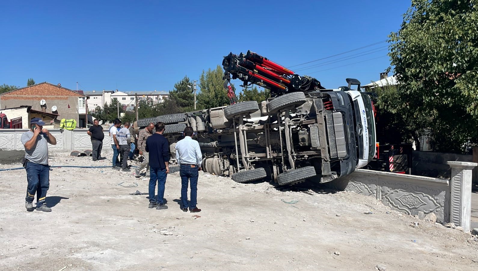 sivasta beton mikseri devrildi surucusu yaralandi zqNrR5Ka