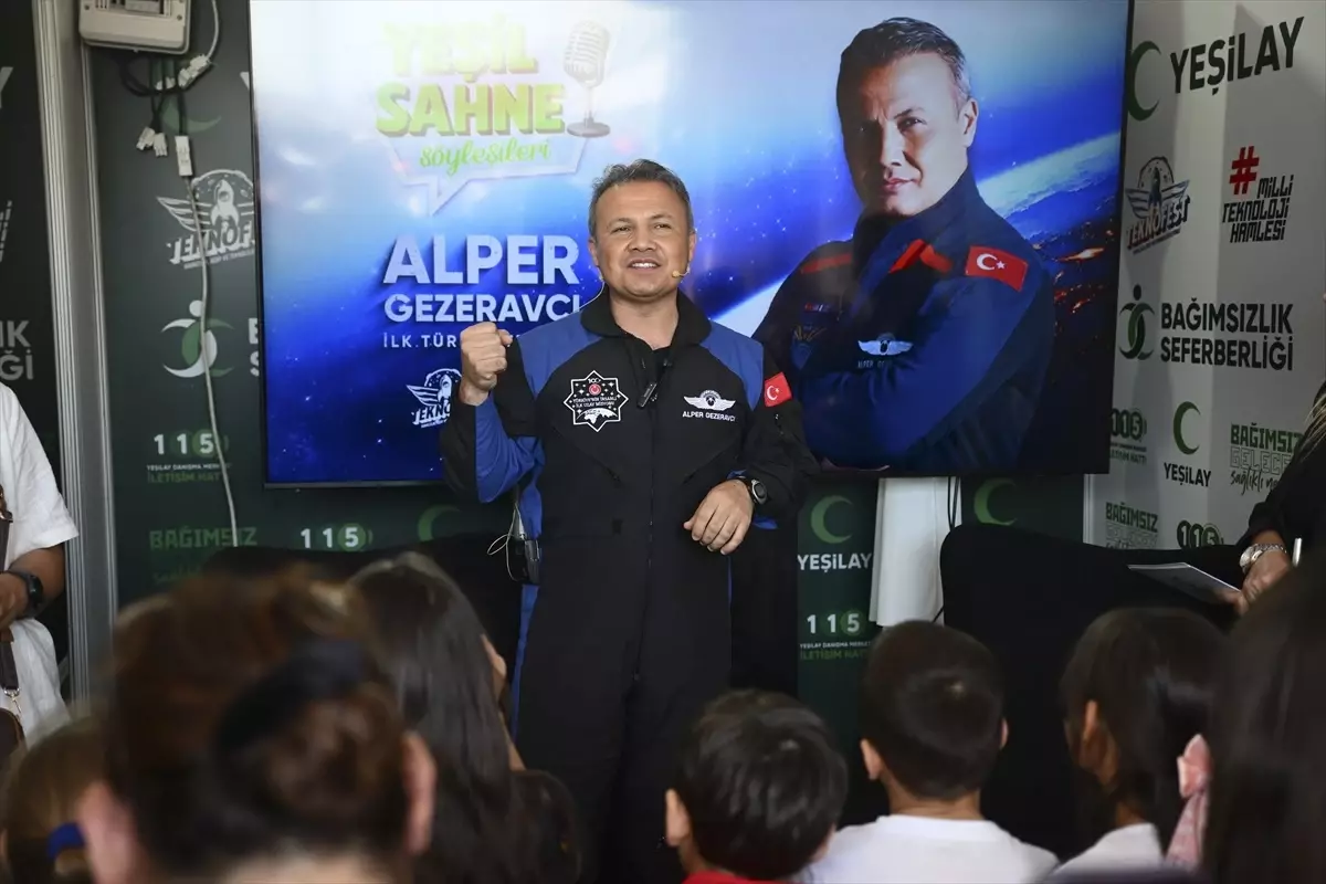 teknofestte yesilay ve astronot bulusmasi NVRHEZlG