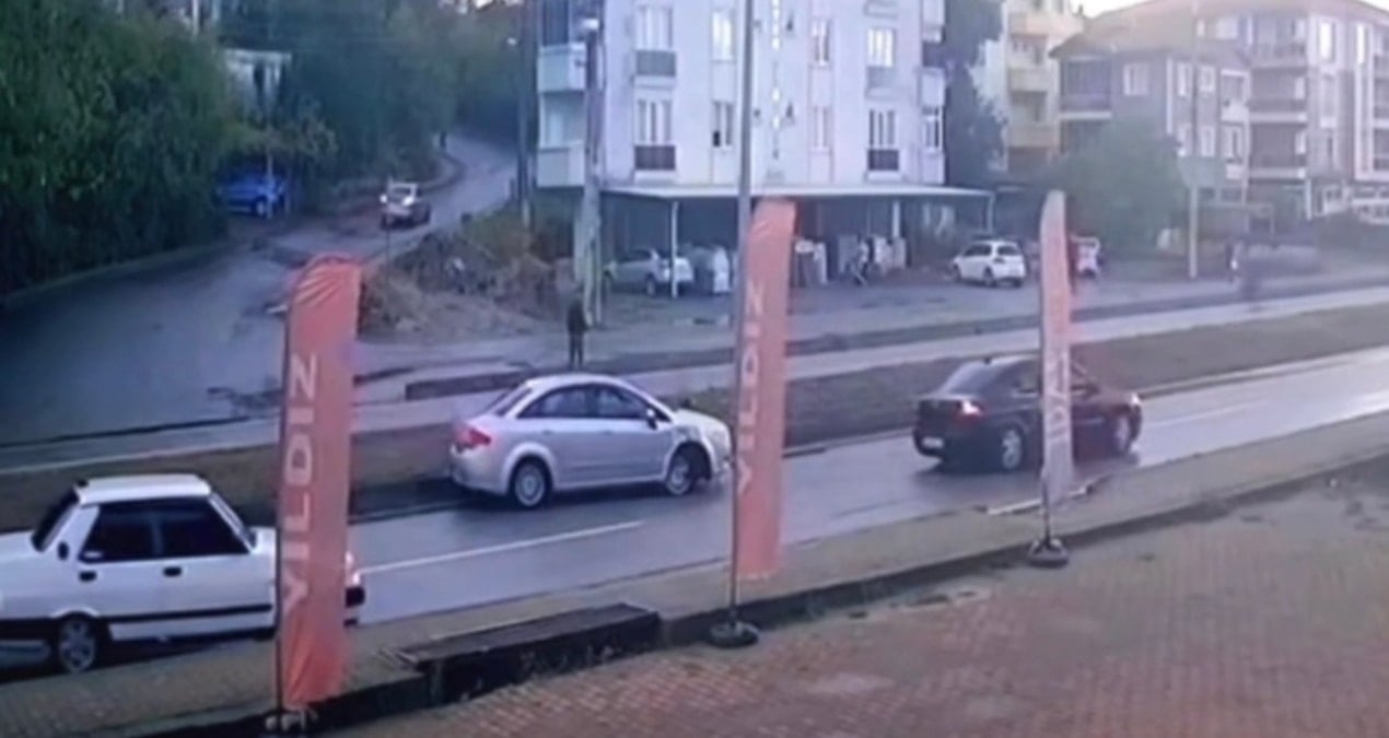 Yayaya yol vermek için duran otomobile çarptılar