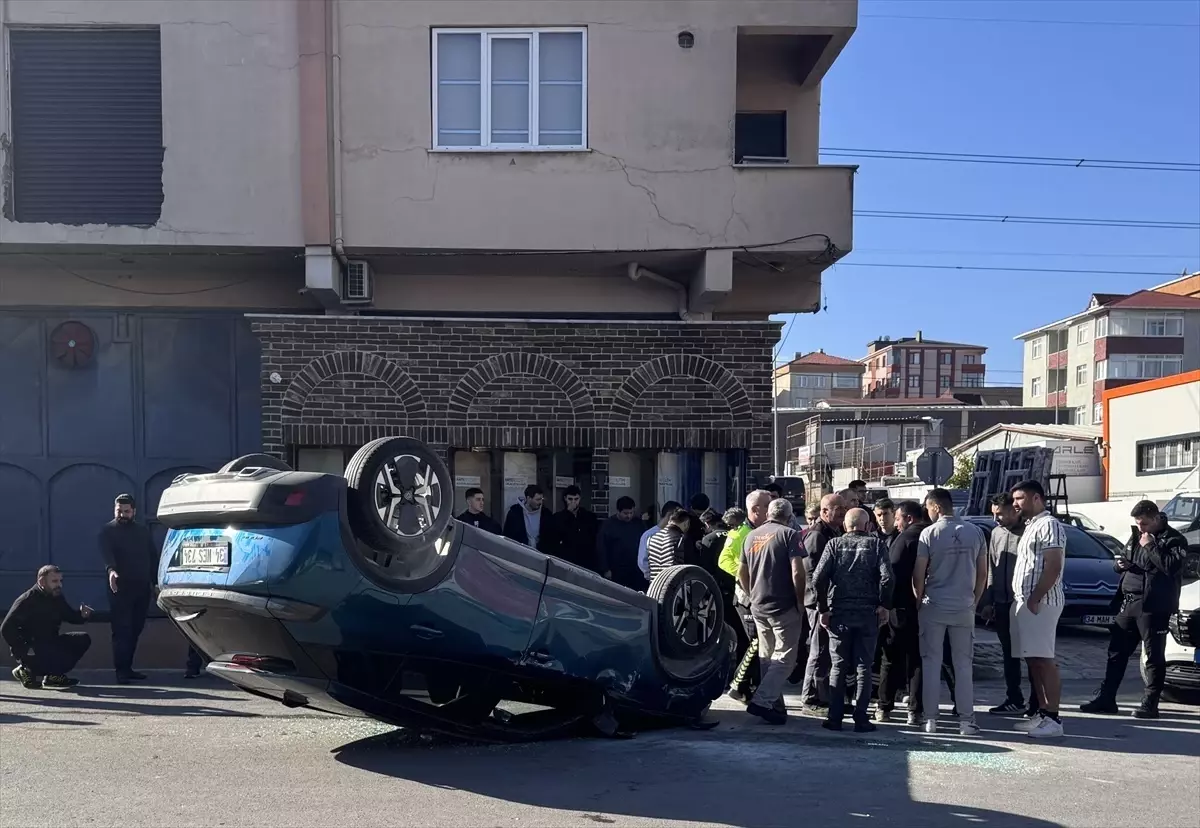 Ataşehir’de Kaza: Otomobil Ters Döndü