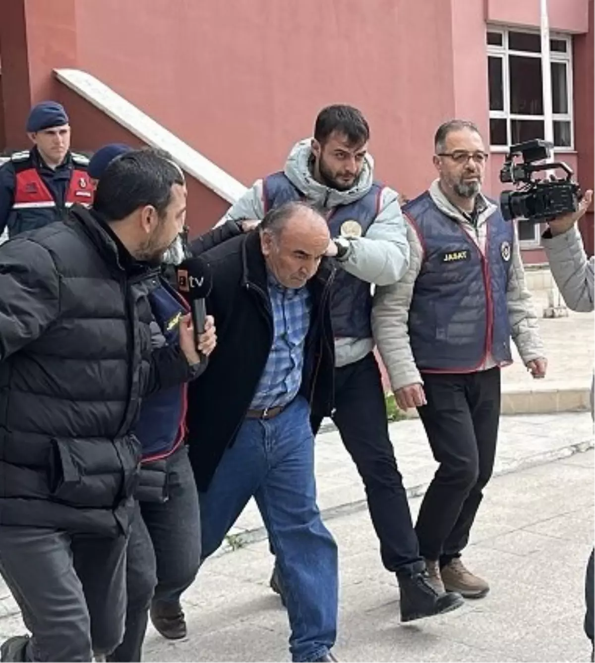 Çorum’da Bıçaklama ve Cinayet Davası: Katil Zanlısı Mahkemede Tepki Çekti