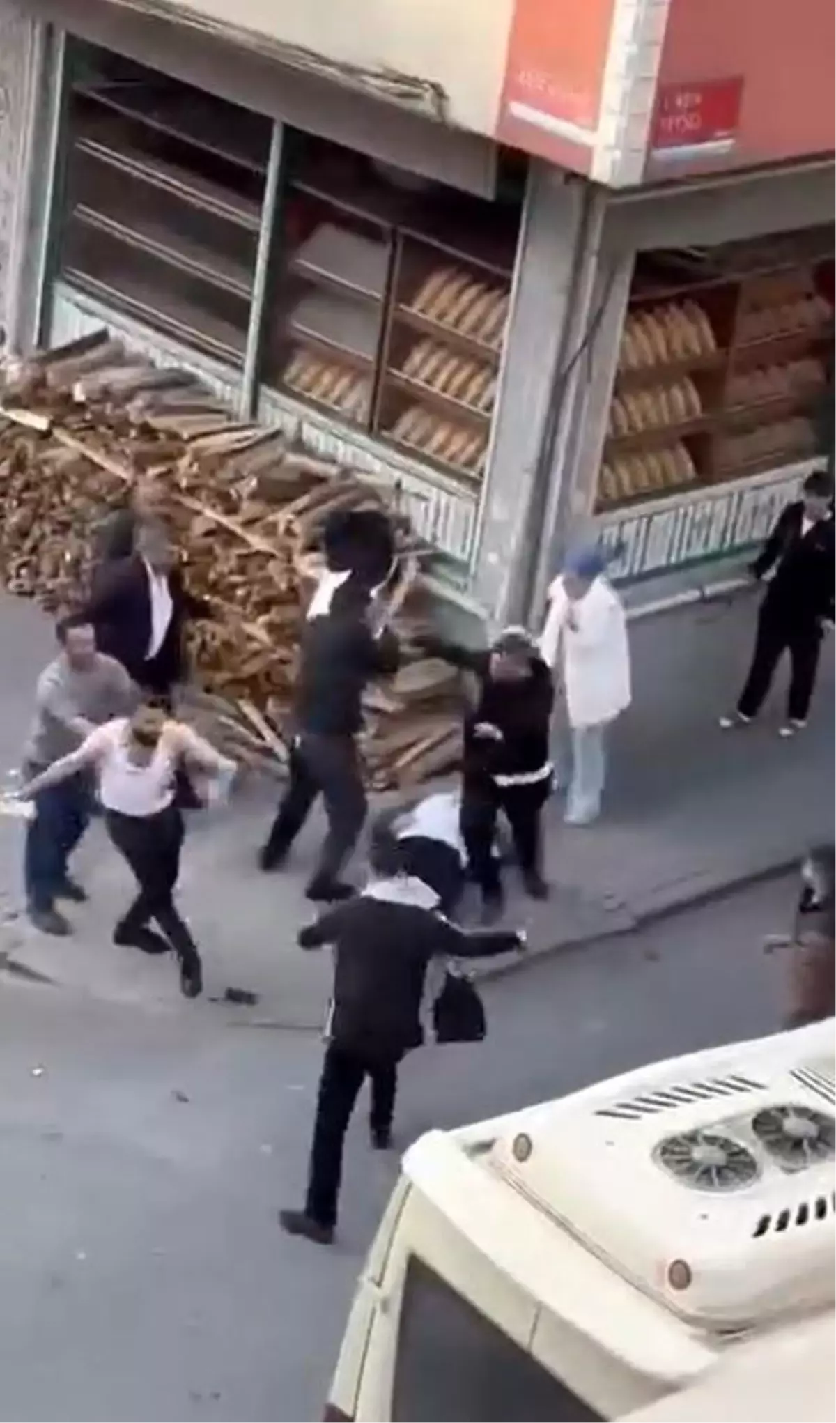 Küçükçekmece’de Bıçaklı ve Sopalı Kavga: 5 Yaralı