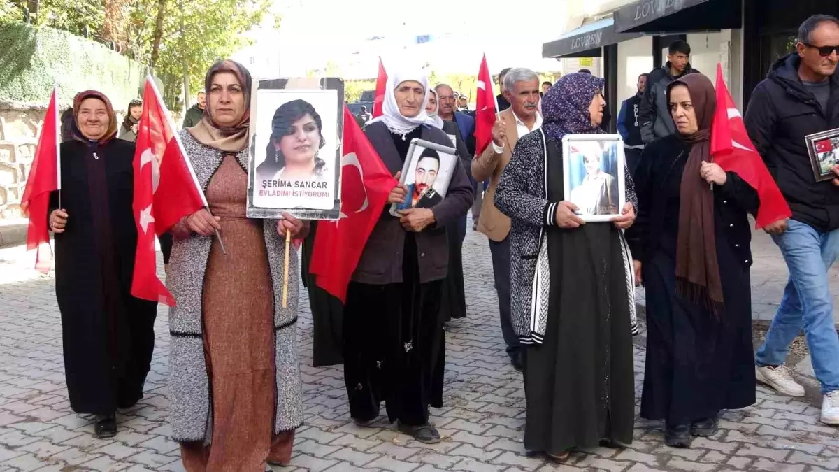 Vanlı aileler bu kez dualarla yürüdü