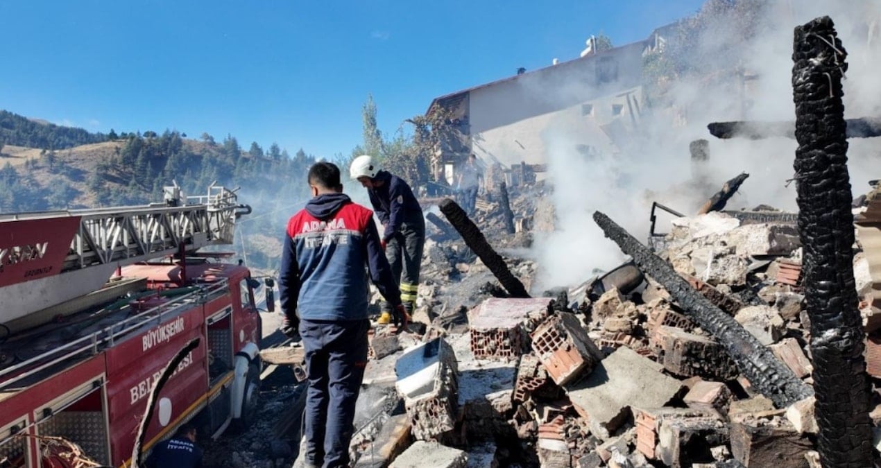 Yangın çıkan ev çöktü: 2 kardeşin cesedi bulundu