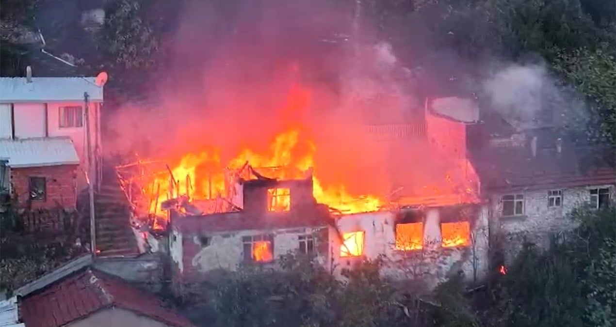 Bursa’da yangın: 4 ev kül oldu, 1 kişi öldü