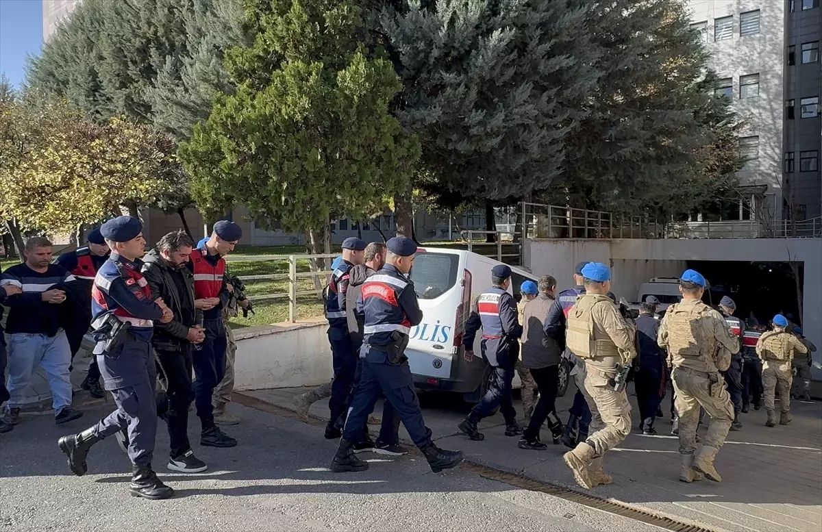 DEAŞ’a finansman sağlayan 13 zanlı gözaltında