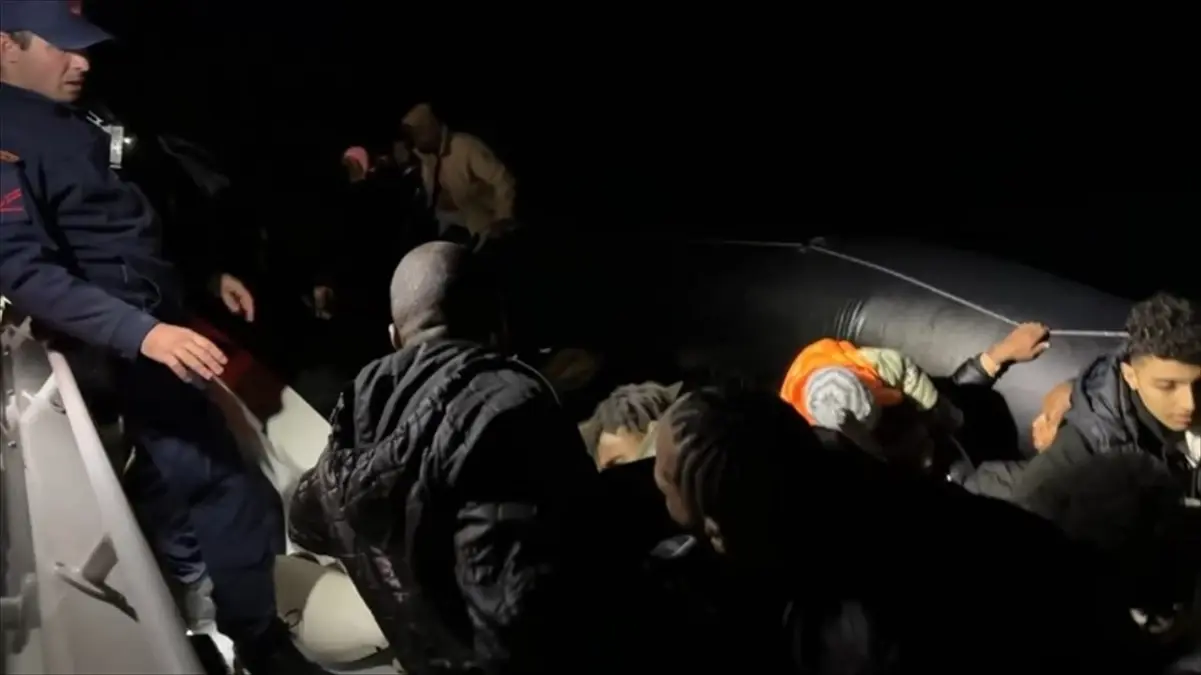 Foça’da 36 Düzensiz Göçmen Kurtarıldı