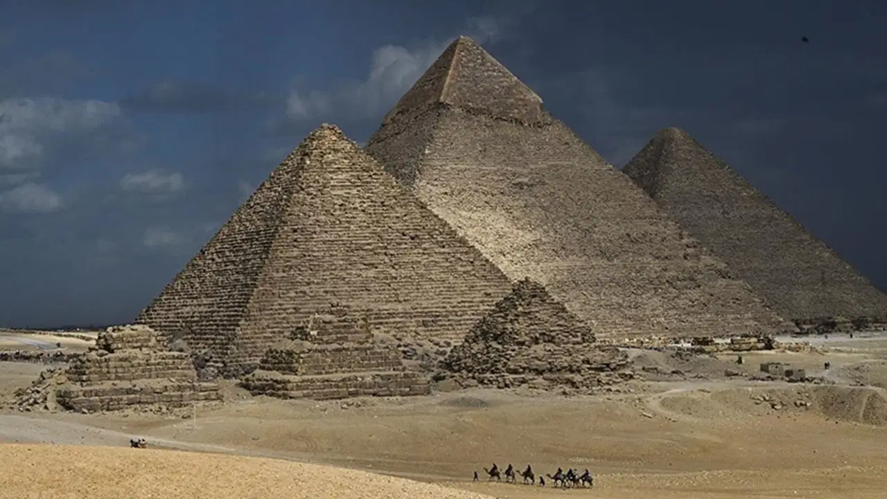 Giza piramitlerinde yeni keşif: Gizli geçit olabilir!