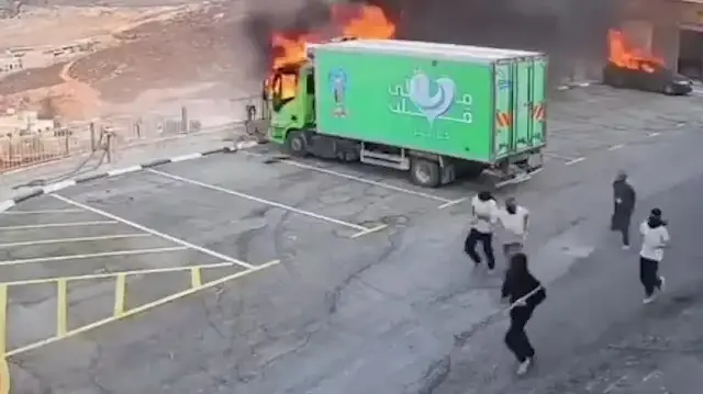 İsrailli terörist grup ‘Tepe Gençliği’ Batı Şeria’daki Filistinlilerin çalıştığı fabrikaya saldırıp etrafı ateşe verdi