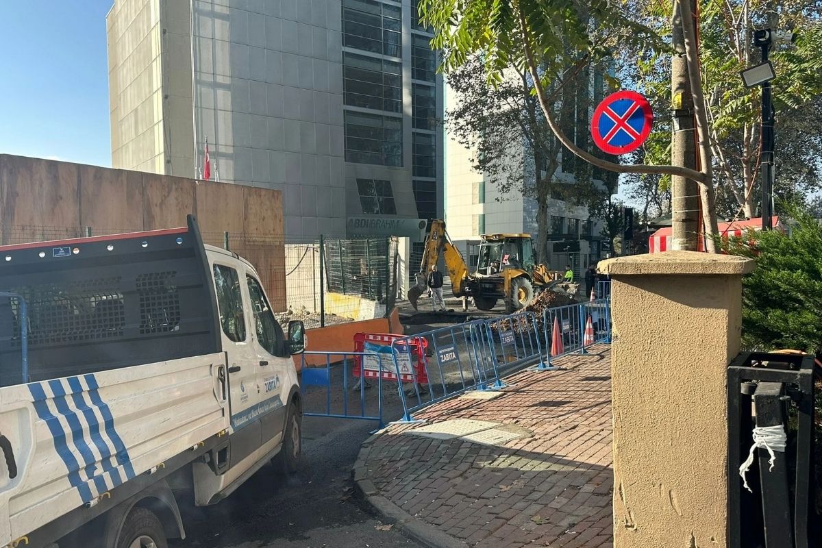 İstanbul’da iş dünyasının gözde caddesindeki yol yine çöktü 