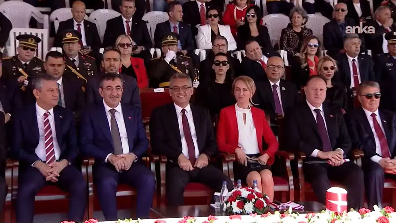 Lefkoşa’da geçit töreni: KKTC bağımsızlığının 42’nci yılını kutluyor