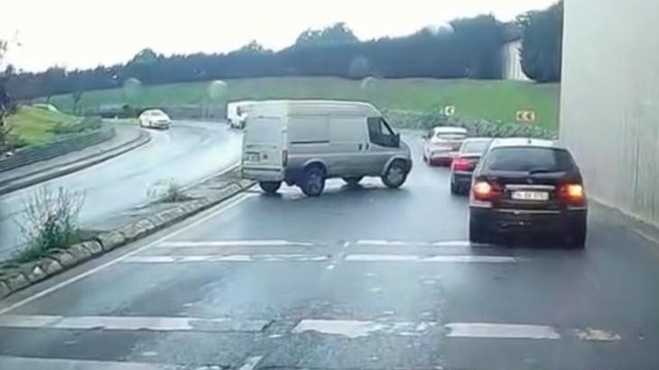 Sultangazi’deki minibüs kazası kameralara yansıdı