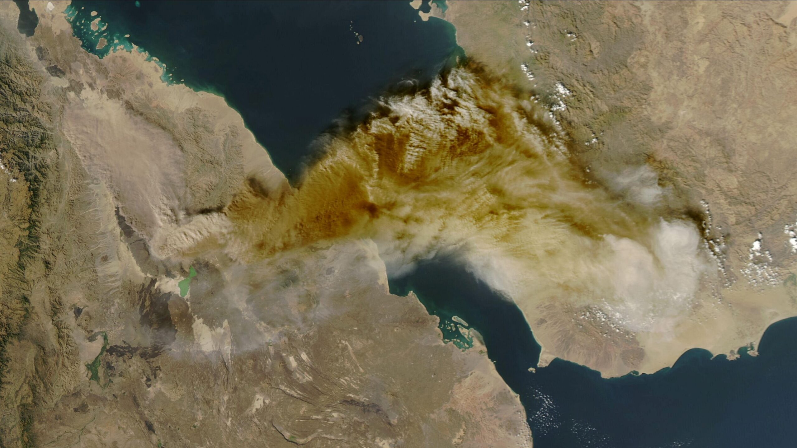 Uyuyan volkan uyandı, hava trafiği felç oldu