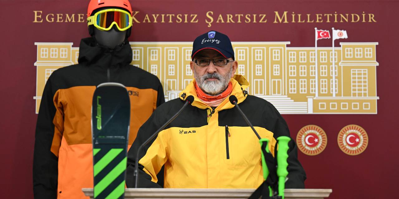 AKP’li vekil kayak takımlarıyla kürsüye çıktı halka seslendi!