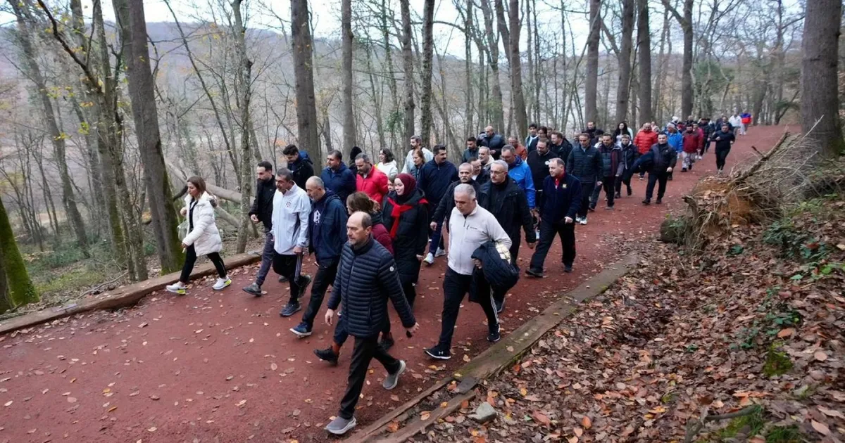 Bakan Tekin öğretmenlerle doğa yürüyüşü yaptı