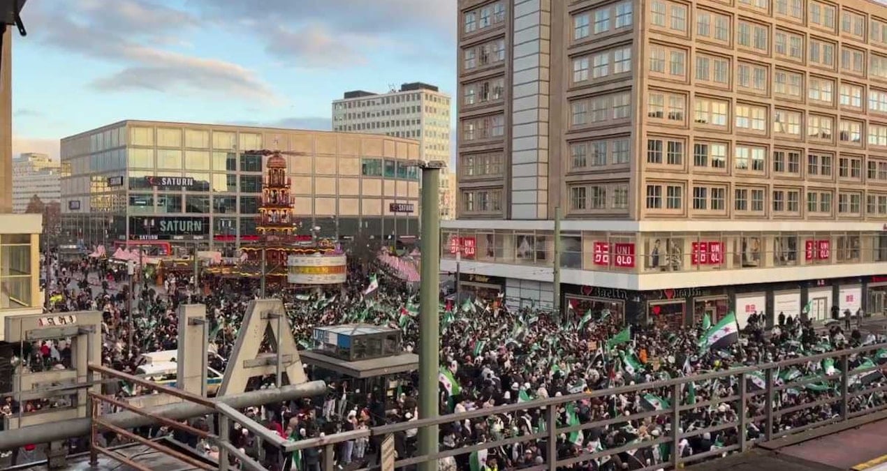 Bu görüntüler Berlin’den: Suriyeliler 8 Aralık’ı kutladı, Alman siyasetçiler isyan etti