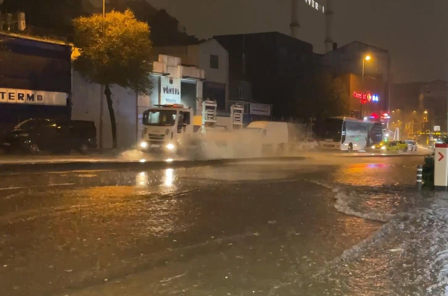 İstanbul’da sağanak yağış etkili oldu