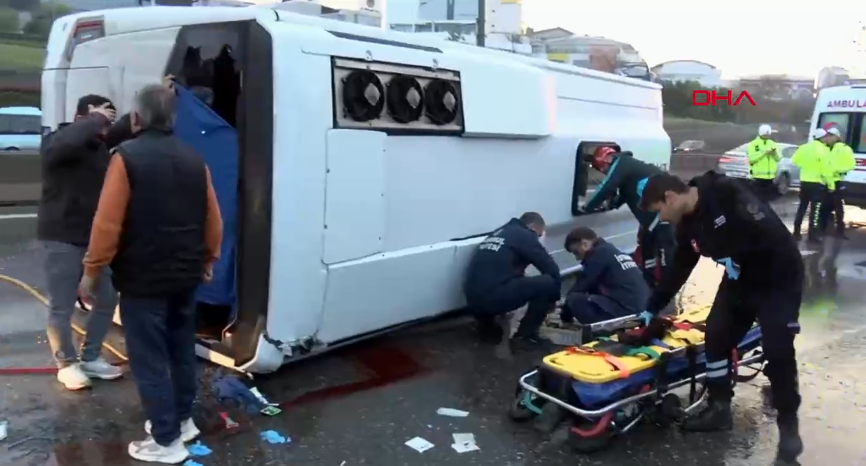 Maltepe’de servis minibüsü devrildi, yaralılar var