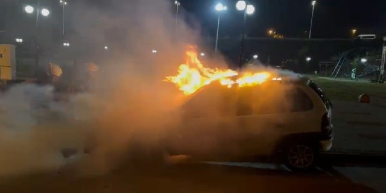 Park halindeki otomobil cayır cayır yandı