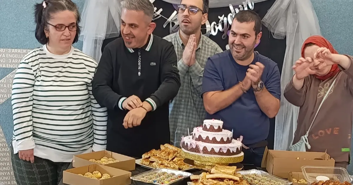 Sakarya’da özel çocuklara kemençe ve horonla doğum günü coşkusu