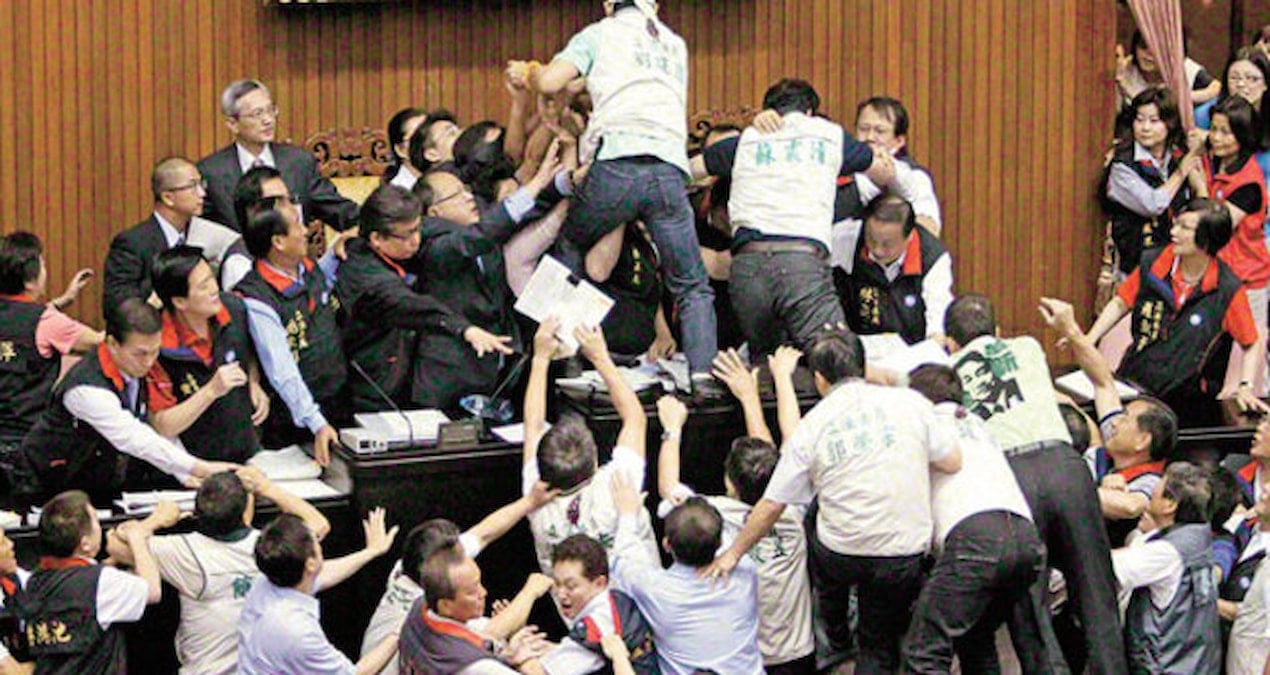 Tayland’da 16. kez meclis feshedi