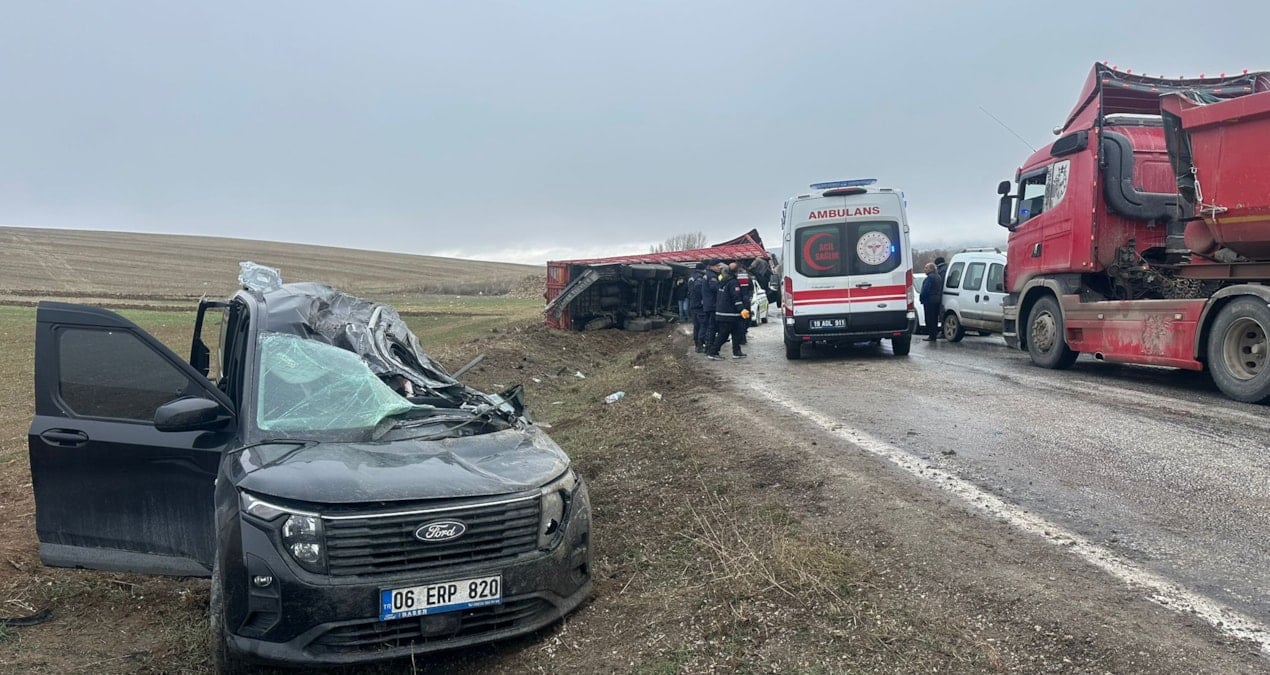 TIR devrildi iki kişi ölümden kıl payı kurtuldu
