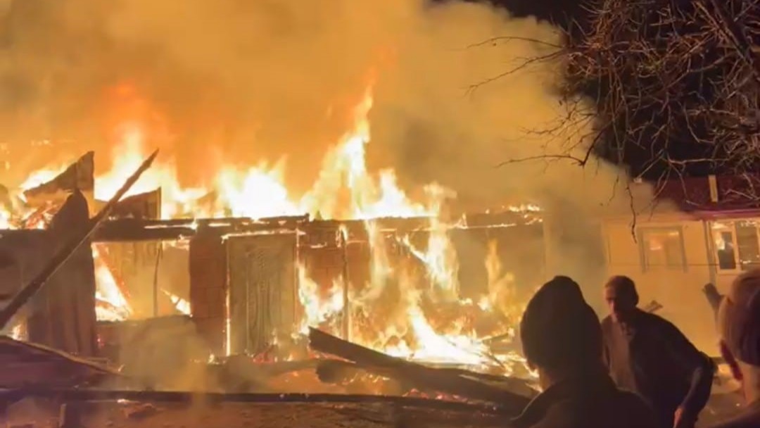 Samsun’da gece yarısı korkutan yangın. İki ev küle döndü
