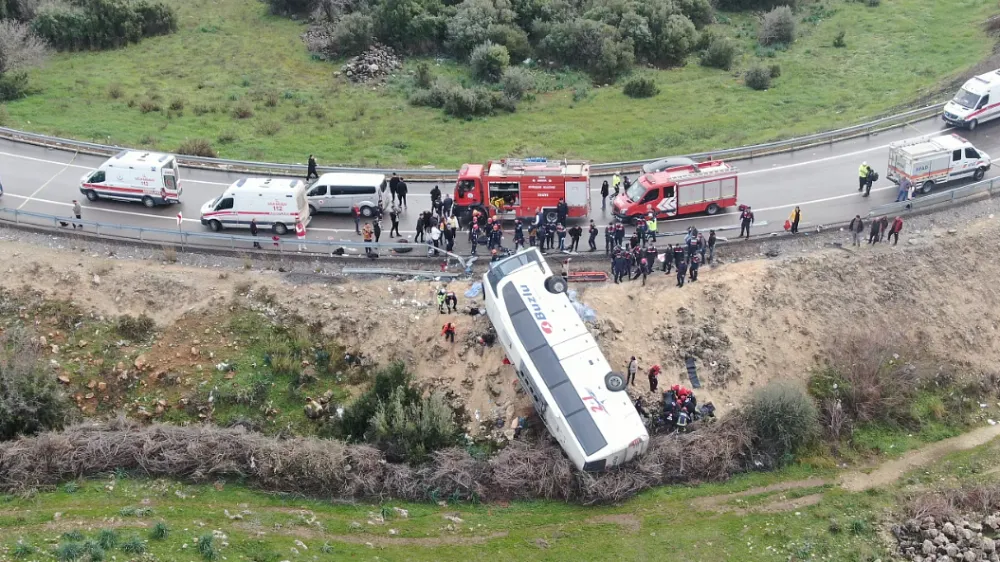 Döşemealtı’nda Yolcu Otobüsü Şarampole Yuvarlandı! Vali Şahin’den İlk Açıklama