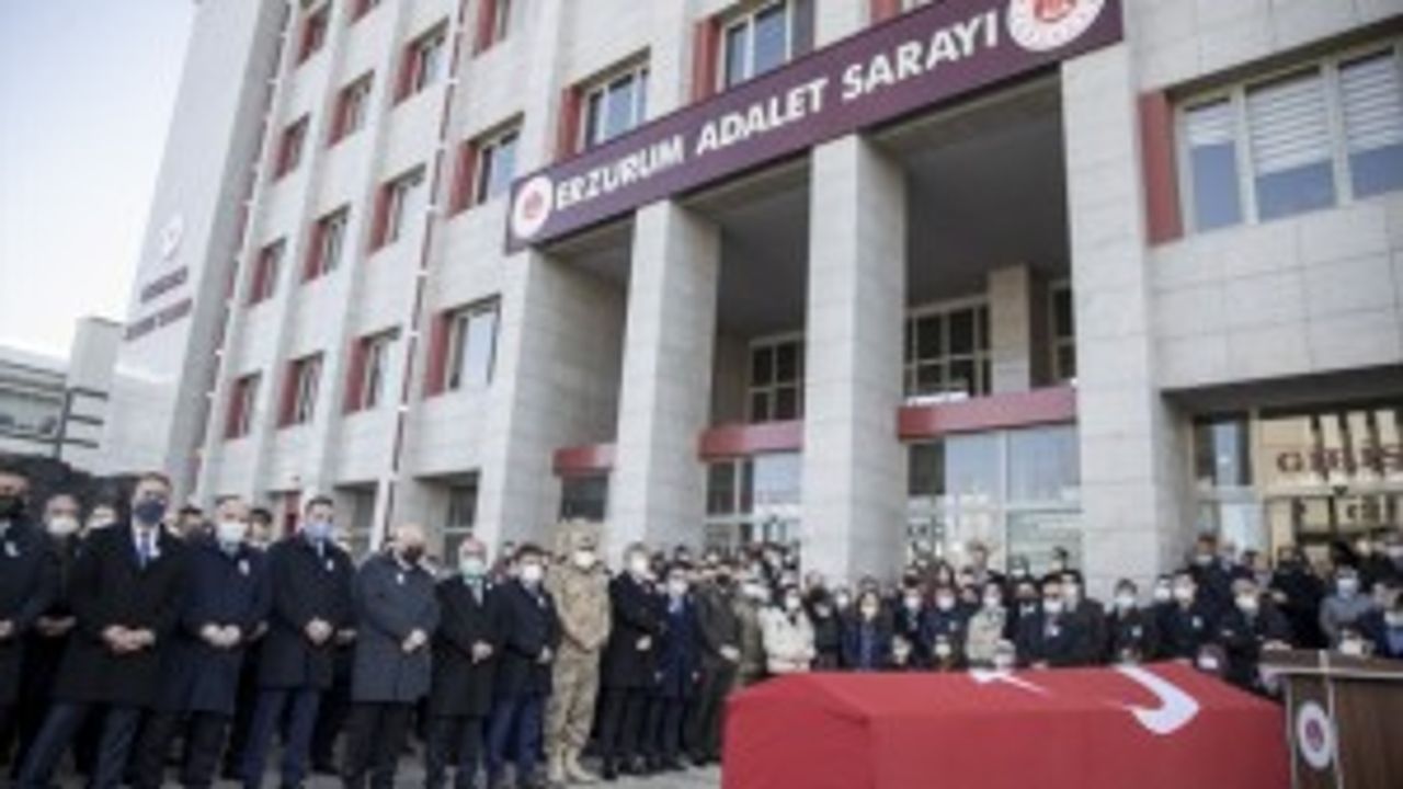 Kovid-19’a yenik düşen Mahkeme Başkanı’na Erzurum Adliyesinde hüzünlü veda