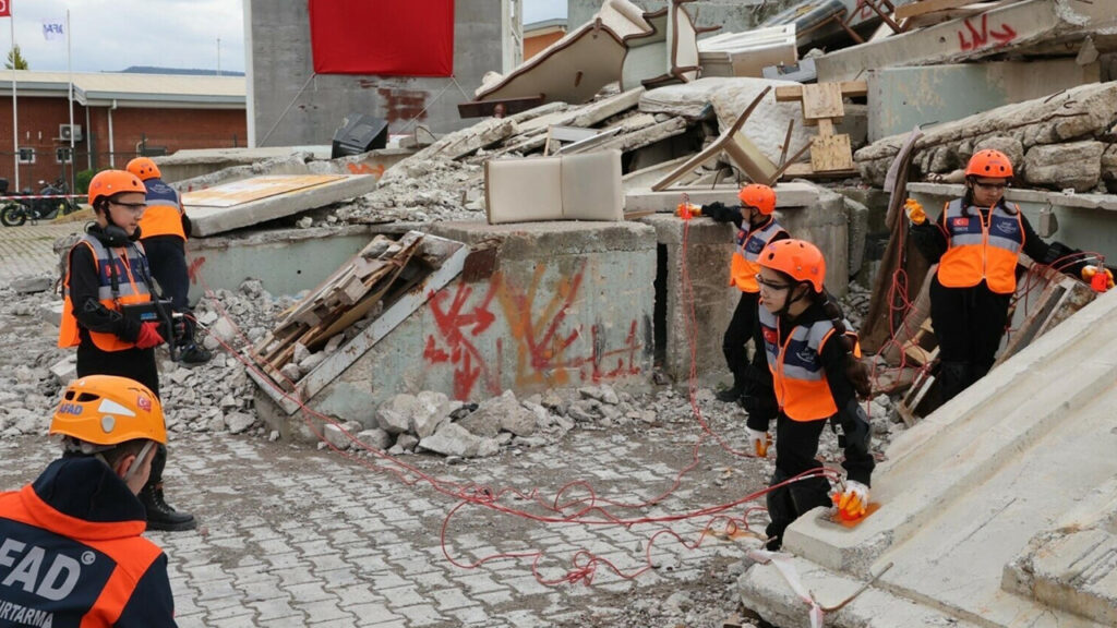 55lik-depremi-onlar-yonetti-ezberleri-bozuldu-izmirde-komuta-cocuklarda-yzSi3fLH