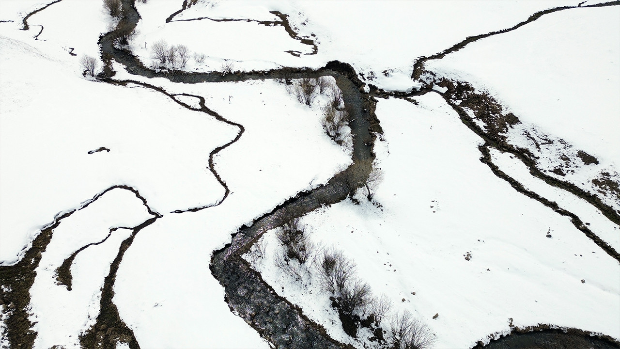 Eriyen Karlar ve Doğanın Göz Alıcı Güzelliği