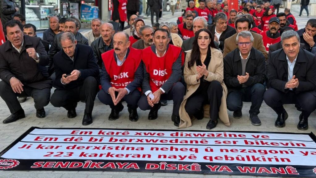 kayyim-yonetimindeki-van-buyuksehir-belediyesinden-cikarilan-iscilerin-eylemi-269-gununde-pgL1czvi