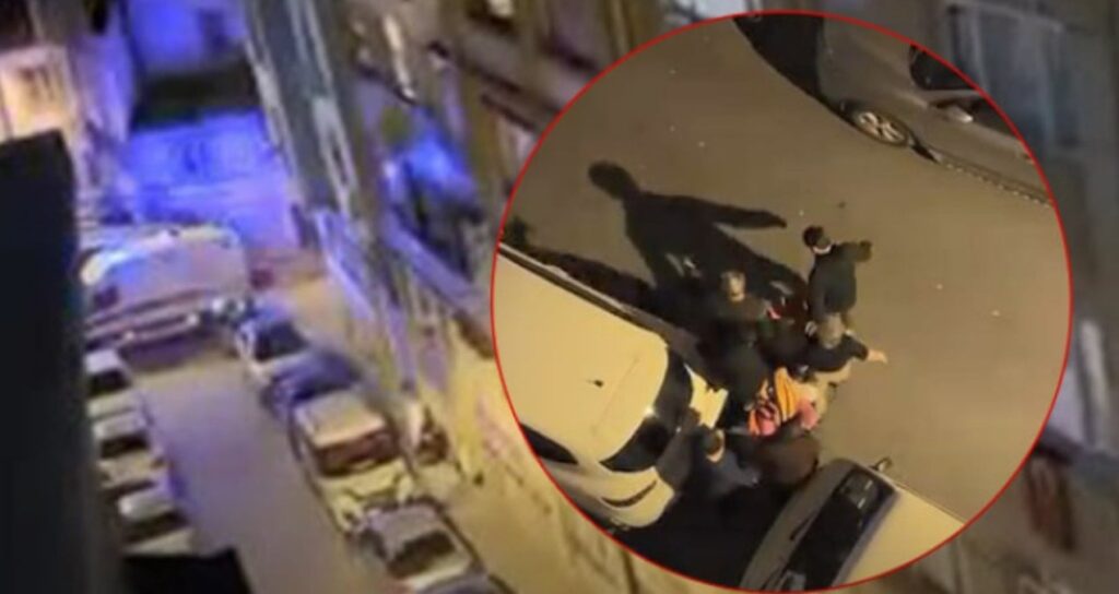 park-eden-araclar-nedeniyle-ambulans-sokaga-giremedi-kalp-krizi-geciren-yasli-kadin-hayatini-kaybetti-Nlhabkxx