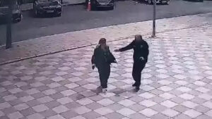 polis-memurunun-dikkati-hayat-kurtardi-ewyimiPi