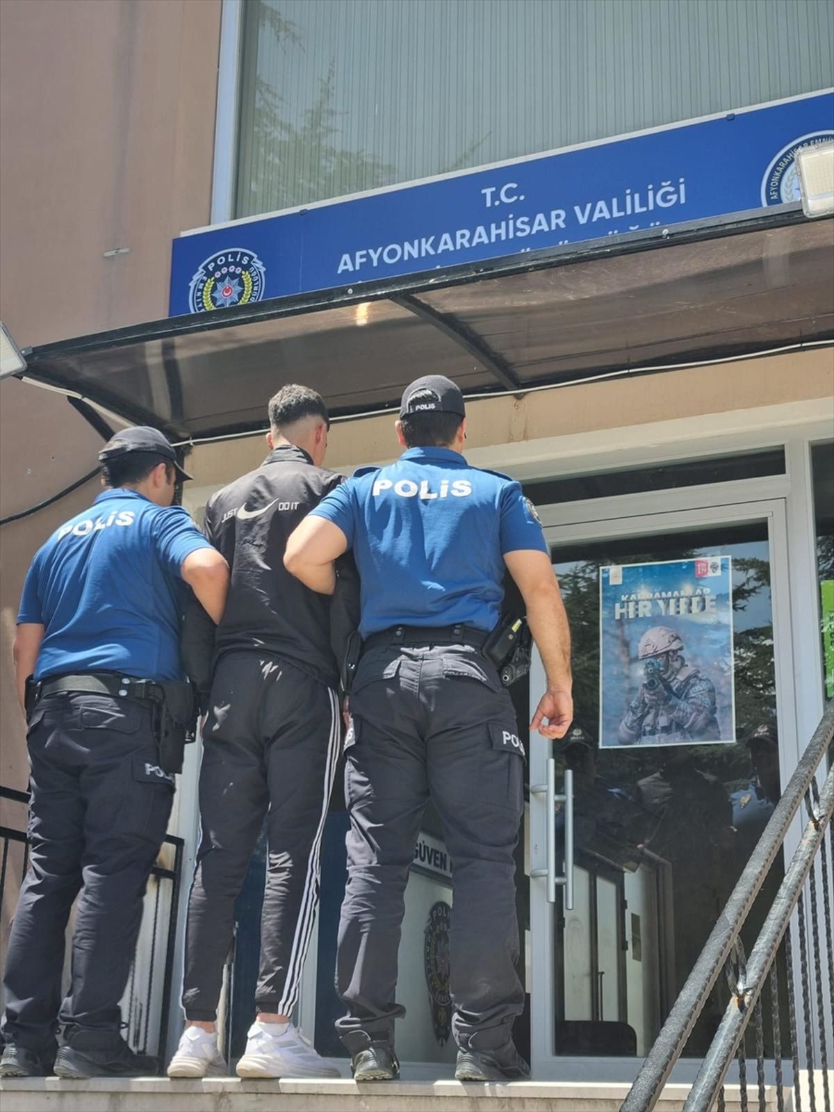 afyonkarahisarda-kavga-eden-kadinlari-ayirmak-isteyen-vatandaslari-bicakla-tehdit-eden-supheli-yakalandi-ZtbHmwFT