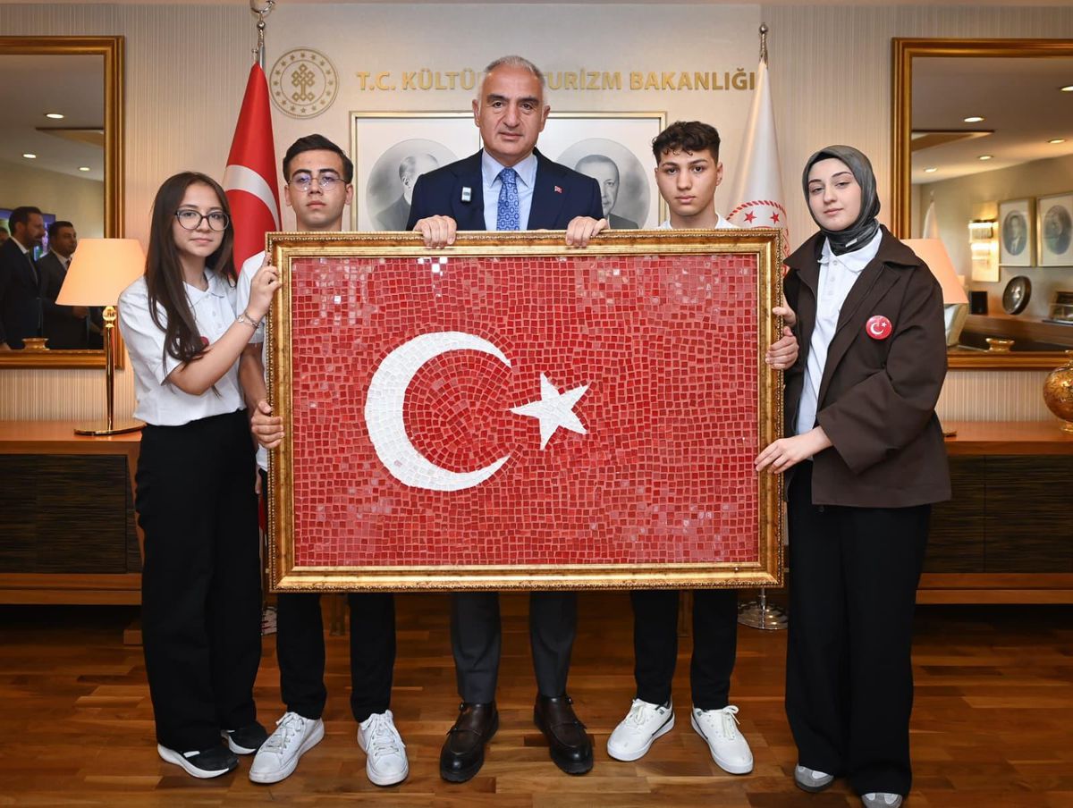 bakan-ersoy-19-mayista-genc-sanatcilari-bakanlikta-agirladi-Ig8Md52q