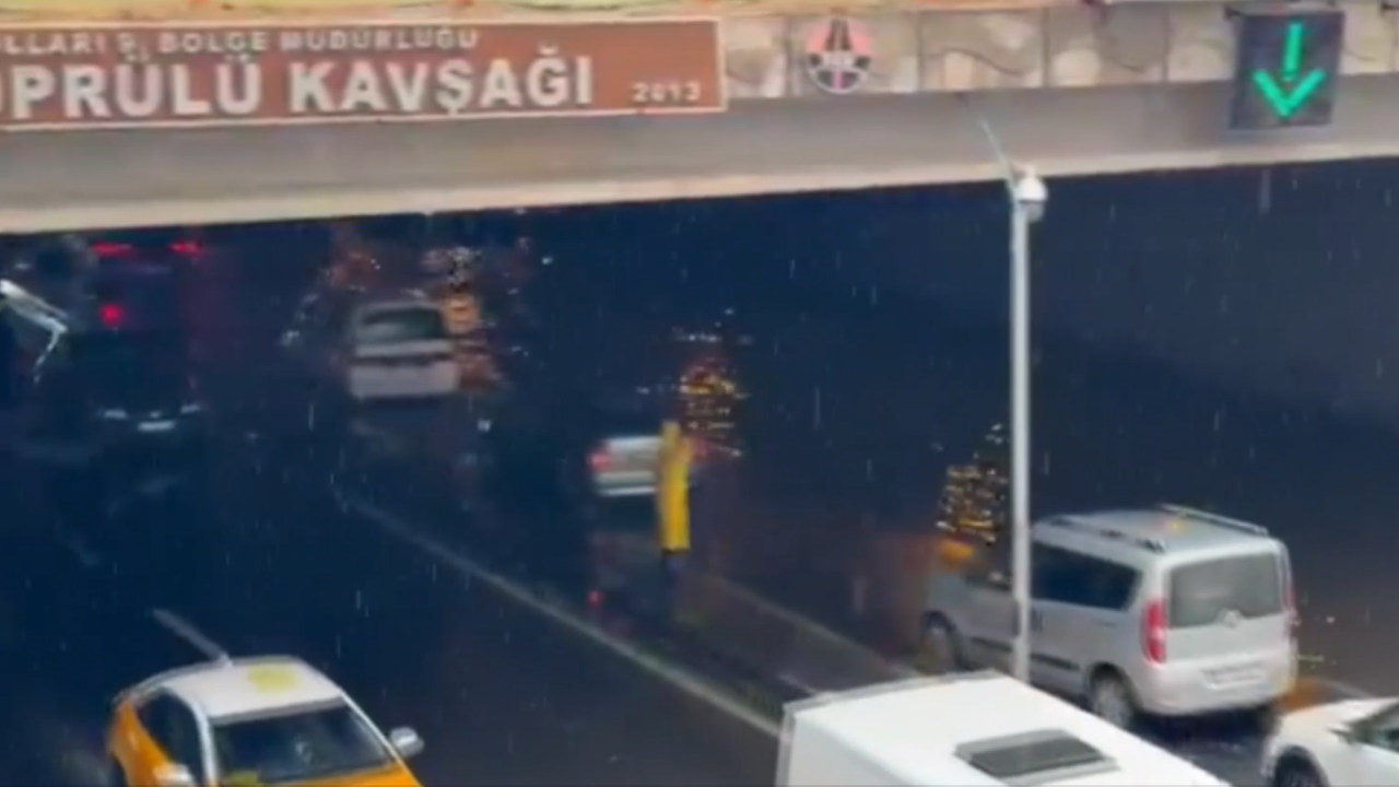 diyarbakirda-saganak-hayati-felc-etti-yollar-gole-dondu-is-yerlerini-su-basti-YpZY1EtK